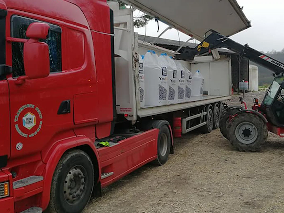 Transports Petit Transport Routier De Produits Conditionnes A Barbezieux Saint Hilaire Benne Ouverture Sur Le Cote 2 Transports Petit Transport Routier De Produits Conditionnes A Barbezieux Saint Hilaire Benne Ouverture Sur Le Cote 2